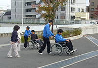 11月10～14日　西ノ丘中学職場体験活動　車いす体験