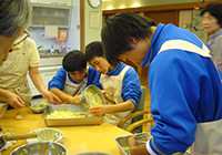 11月10～14日　西ノ丘中学職場体験活動　ご利用者と一緒にお菓子作り