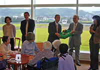 10月7日　向日市人権擁護委員会様から水仙の球根とプランターや鉢をいただきました