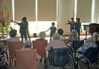 16日　ピアノ弾き語り　子供たちと