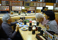 25日　回転寿司では食欲旺盛に！