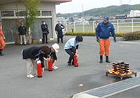 8日　避難訓練終了後、消火器消火訓練