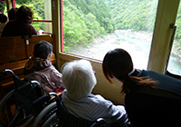 トロッコ列車に乗って　絶景に感激！