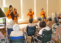 13日　わの会　職員も一緒に祭りの踊り