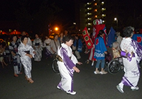 17日　夏祭り　盆踊りの輪が広がって♪