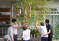 26日　ご利用者と職員で七夕の飾りつけをしました。