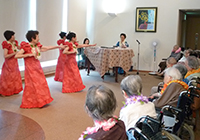 8日　楽朗園芸団　華やかなフラダンス