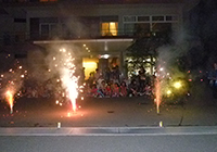 23日　夏祭り　フィナーレは雨上がりの玄関前で花火！