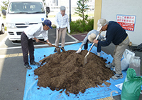 1日　今年も「土のめぐみ」の皆さまがゴーヤの土づくりをしてくださいました。