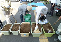 1日　今年も「土のめぐみ」の皆さまがゴーヤの土づくりをしてくださいました。