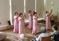 12日　華やかな衣装と優雅なフラダンス