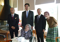 16日　敬老の日のお祝い　
京都府・向日市長・向日市社協から１００歳の方にお祝いをいただきました
