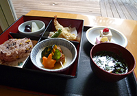 21日　敬老のお祝いの膳　栗赤飯・えびと野菜の天ぷら・炊き合わせ・季節の果物
