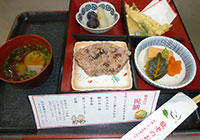 19日　敬老の日のお祝い膳　栗赤飯、天ぷらの盛り合わせなどの松花堂弁当
