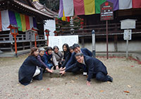 21日　家族交流会　宝積寺　特別に出生石を皆さまと囲んで