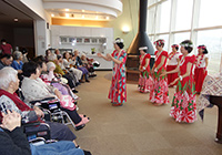 8日　アロハフラクラブ　華やかな衣装と踊り