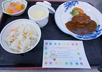 20日　シェフの気まぐれランチ　シーフードピラフ、チーズハンバーグ、フルーツポンチ、コンソメロワイヤル