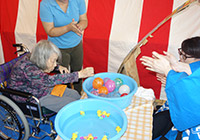 10日　夏祭り昼の部　ヨーヨー釣り　釣り糸に神経を集中して