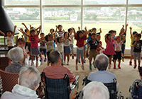 12日　アスク保育園　敬老訪問　元気いっぱいの歌とダンス