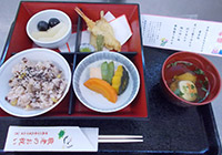 17日　敬老の日の祝い膳　栗赤飯、天ぷらの盛り合わせなどの松花堂弁当