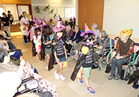 31日　アスク保育園のハロウィン訪問　仮装した子供たちで玄関がいっぱいに