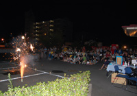 17日　夏祭り夜の部　吹き上げ花火に打ち上げ花火に歓声