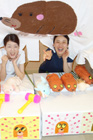 9日 夏祭り昼の部 もぐらたたき 職員の笑顔