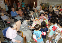 11日　アスク保育園　敬老訪問　かわいい笑顔にご利用者の目が細くなります！