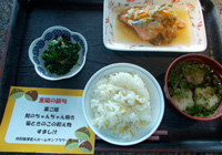 8日　重陽の節句　栗ご飯・鮭のちゃんちゃん焼き・菊ときのこの和え物・すまし汁
