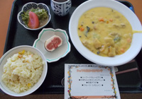 16日　シェフの気まぐれランチ　シーフードカレーピラフ・かぼちゃときのこのシチュー・和風サラダ・無花果