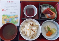 21日　紅葉弁当　栗ときのこの炊き込みご飯・炊き合わせ・お造り・すまし汁・ぶどうゼリー