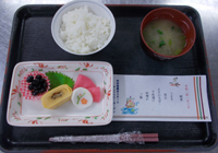 3日　朝食　うまき・黒豆・正月かまぼこ・千枚漬け・ご飯・味噌汁